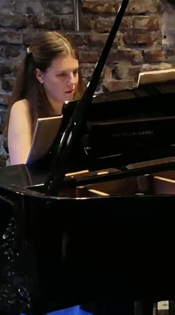 Pianista concentrada frente al piano