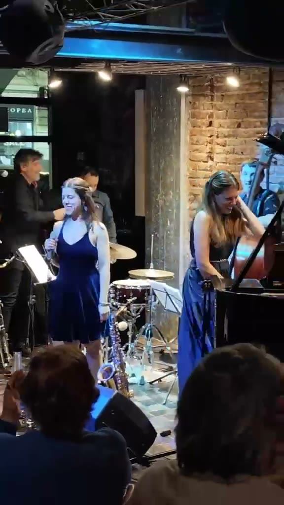 Músicos junto al piano durante una actuación