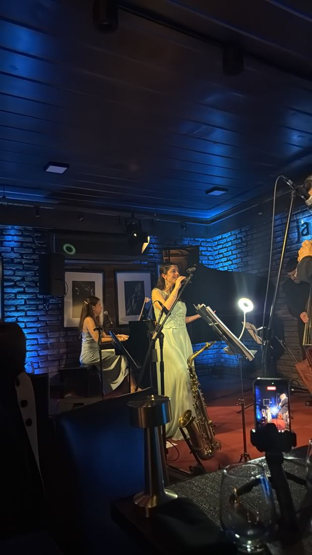 Grupo de jazz tocando ante el público en Jazz Voyeur