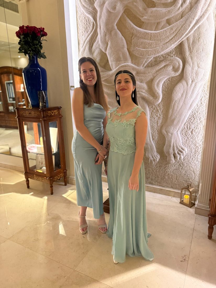 Pili y Luz Faura en un salón antes de tocar