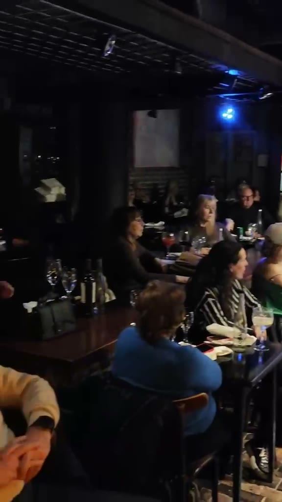 Público disfrutando de un concierto en un salón